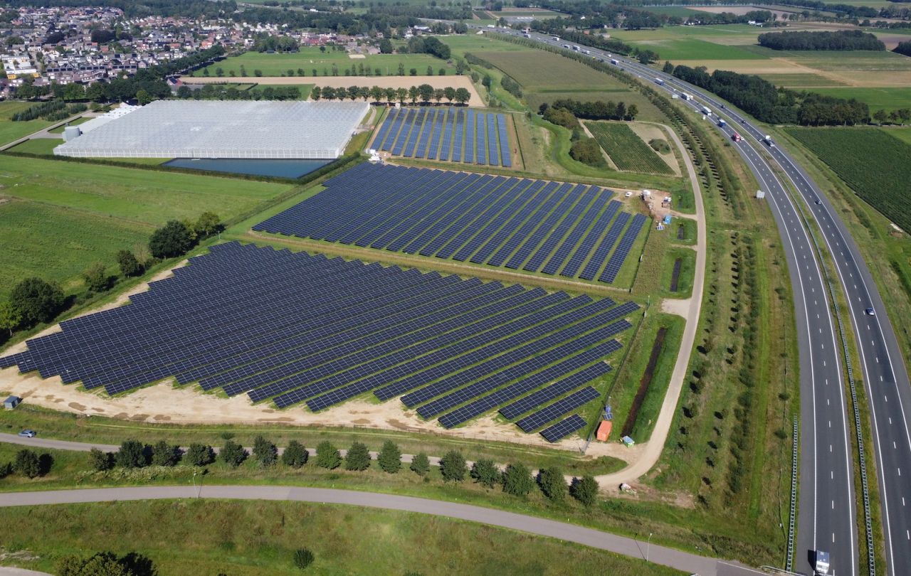 Luchtfoto van zonnepark Reuver 