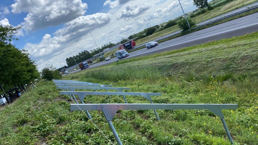 ZonneparkA58-eerste-panelen-langs-de-snelweg-bij-Etten-Leur.jpeg